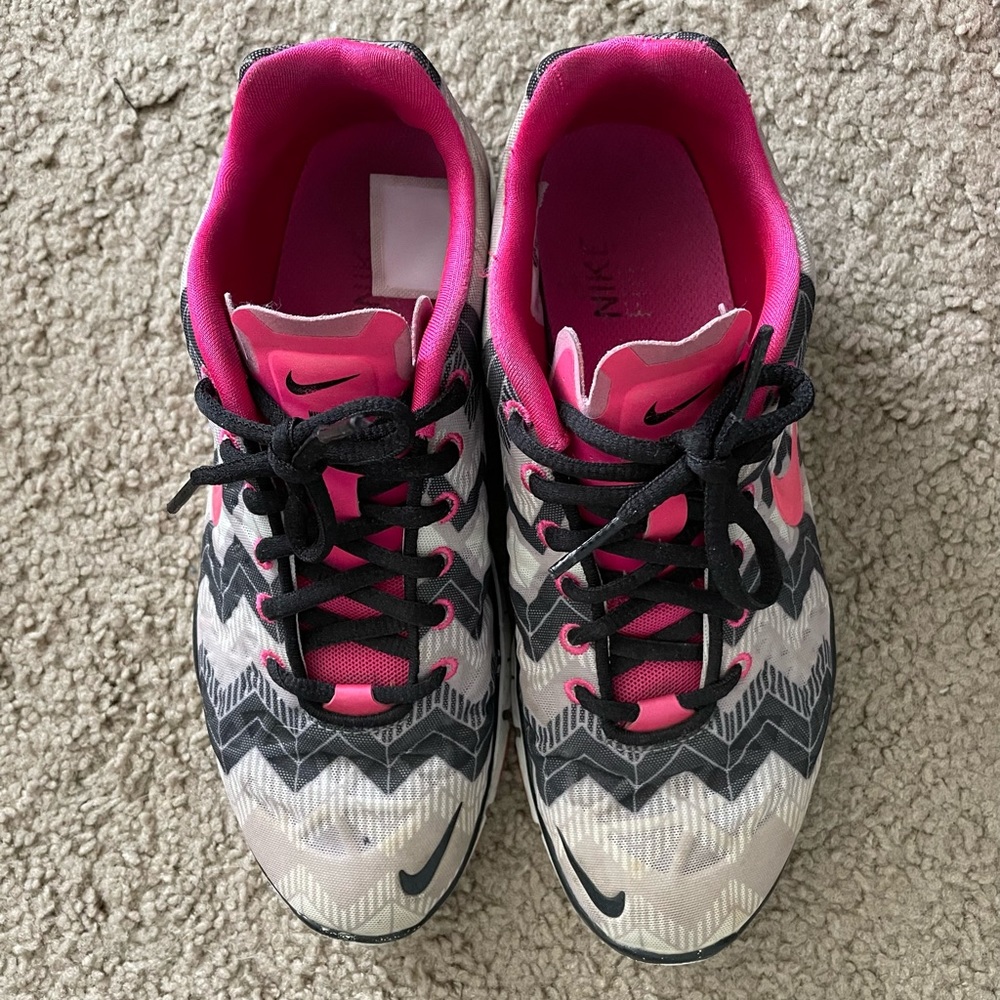 Nike chevron sneakers